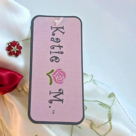 NWT Girls Fancy Party Dress By Katie M Ivory with Red Flowers Green Leaves 4T - Picture 6 of 7